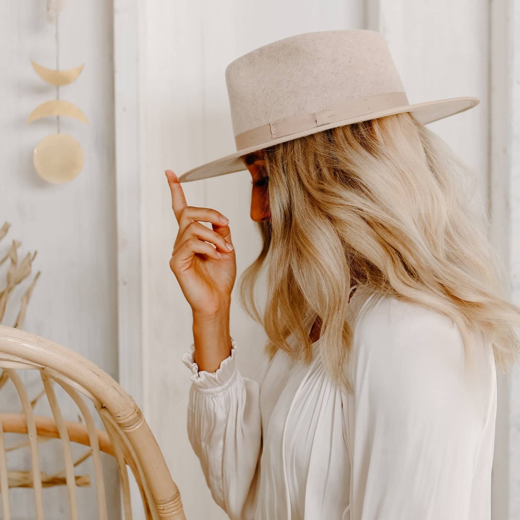 Bondi-Oatmeal-Ladies-FeltHat-AmericanHatMakers-MAINIMAGE